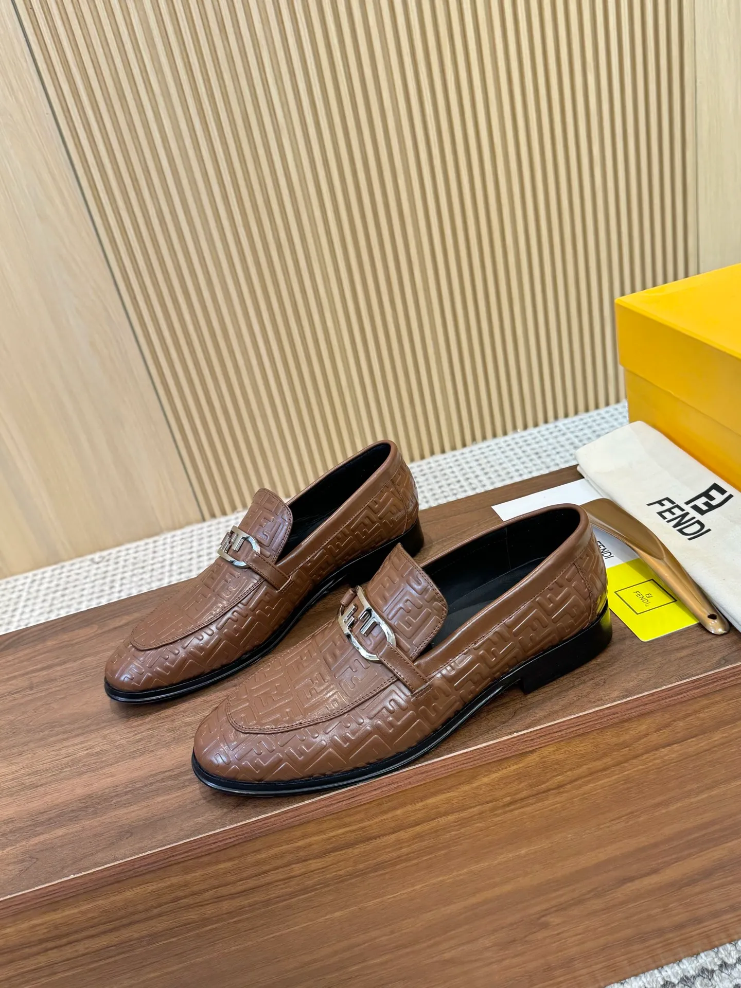 [FENDI] Top P: 980💰 ▪️Size: Men's 39-44. (Customized at 38.45.46) Fendi men's business casual leather shoes Imported brand cloth/calfskin/open edge beads/brand logo printing -Inside: Comfortable cowhide lining -Outsole: Genuine leather outsole with rubber backing embedded in the heel, perfect injection molding -Ultra-high quality control·Fine workmanship: highlighted (high-end·luxury·grade)